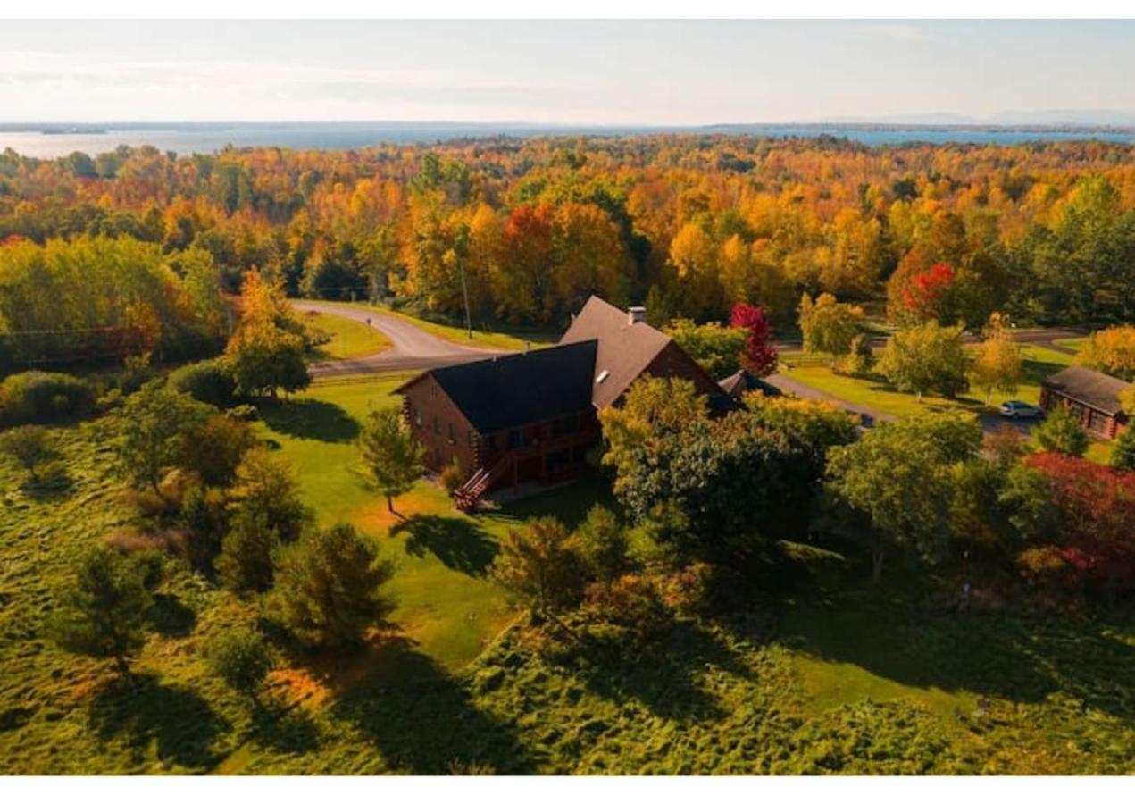 Point Au Roche Lodge Платсбърг Екстериор снимка