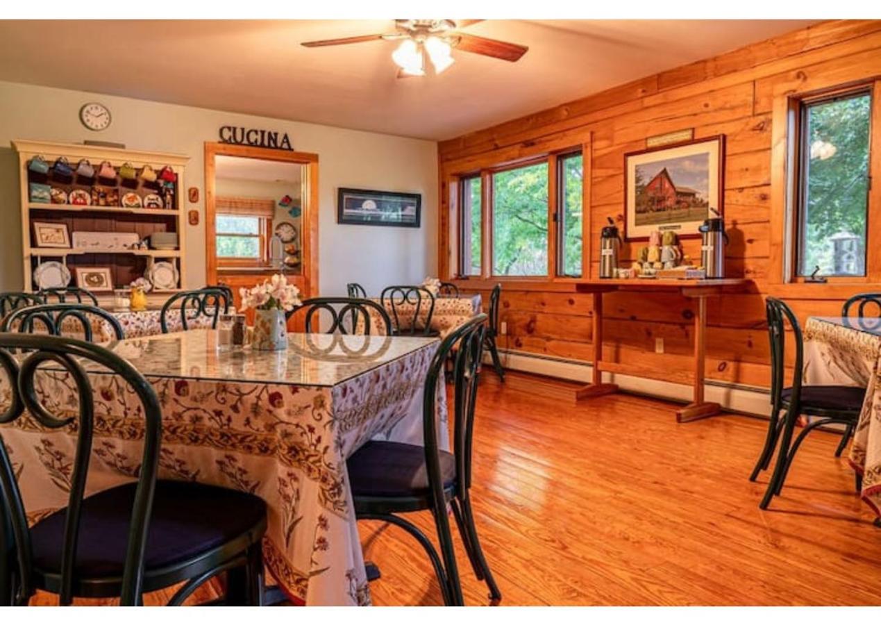 Point Au Roche Lodge Платсбърг Екстериор снимка