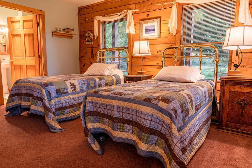 Point Au Roche Lodge Платсбърг Екстериор снимка