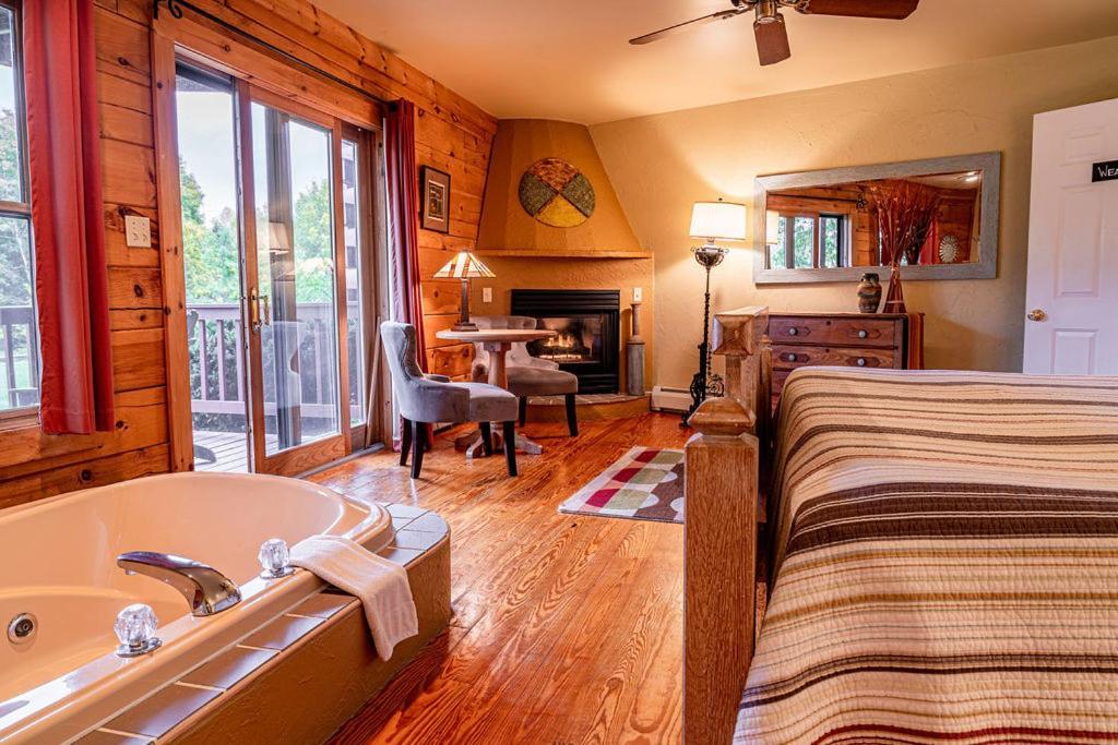 Point Au Roche Lodge Платсбърг Екстериор снимка