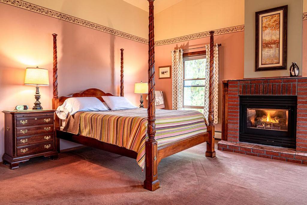 Point Au Roche Lodge Платсбърг Екстериор снимка