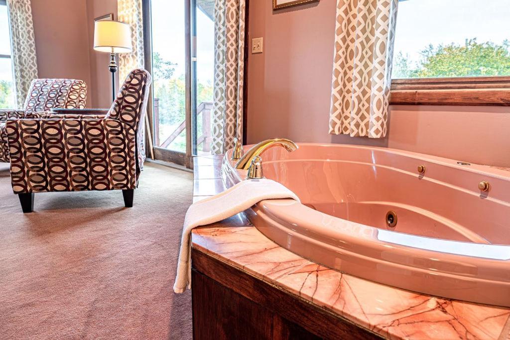 Point Au Roche Lodge Платсбърг Екстериор снимка