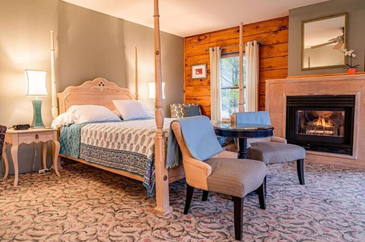 Point Au Roche Lodge Платсбърг Екстериор снимка