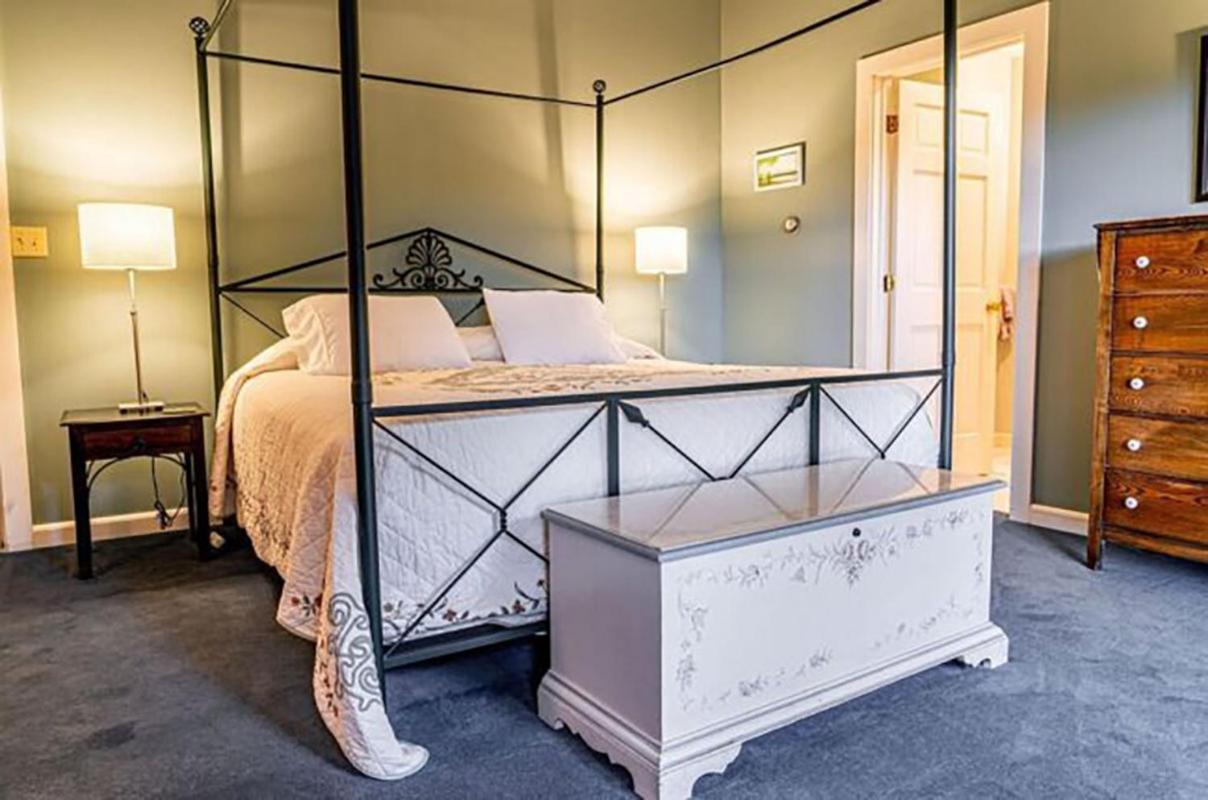 Point Au Roche Lodge Платсбърг Екстериор снимка