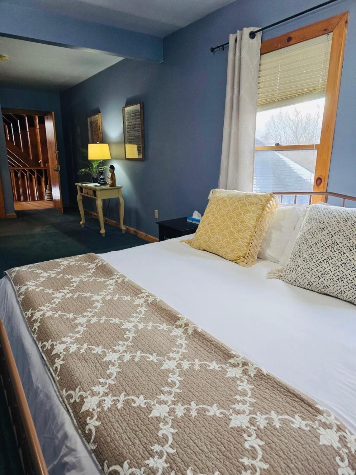 Point Au Roche Lodge Платсбърг Екстериор снимка